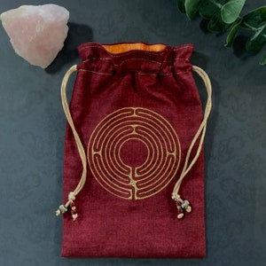 Bolsa con cordón de laberinto bordada en rojo y dorado, hecha a mano, forrada de seda