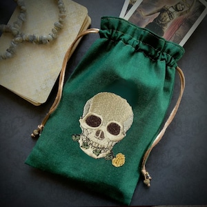 Bolsa con cordón verde con calavera bordada, hecha a mano y forrada de seda