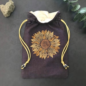 Bolsa con cordón de girasol bordado, hecha a mano, forrada de seda