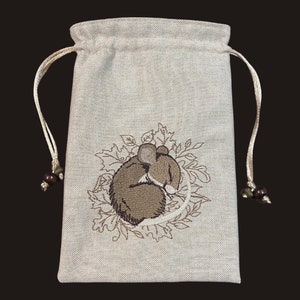 Souris endormie naturelle brodée, Sac à cordon, fait main, doublure en soie