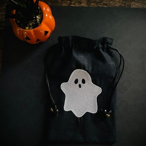 Bolsa con cordón de fantasma bordada, hecha a mano, forrada de seda
