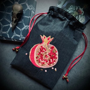 Bolsa con cordón de granada bordada, hecha a mano, forrada de seda