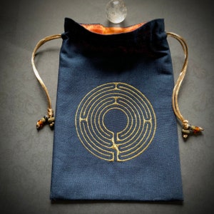 Bolsa con cordón de laberinto bordada en azul marino y dorado, hecha a mano, forrada de seda