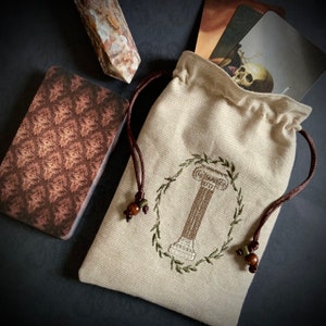 Bolsa con cordón con forma de columna jónica griega, hecha a mano y forrada de seda