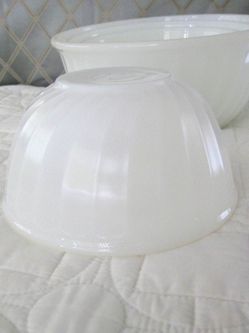 Nesting Mixing Bowls NOS NEW Anchor Hocking 1950s Fire King White Swirl Set Four 4