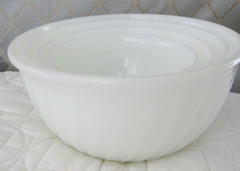 Nesting Mixing Bowls NOS NEW Anchor Hocking 1950s Fire King White Swirl Set Four 4