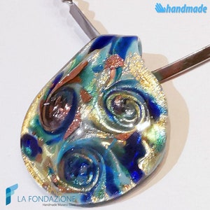 Op de afbeelding: Een traanvormige hanger gemaakt van Murano-glas met swirls van blauw, groen, goud en koper. De hanger is handgemaakt en heeft een uniek, abstract ontwerp.