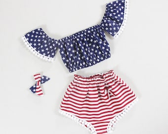 Conjunto para bebé niña para el 4 de julio: top de estrellas y braguita a rayas.