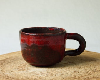 Getöpferte Keramik Tasse — rotes Farbspiel auf dunkelbraun