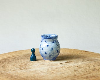 Kleine getöpferte Minivase  —  wildes Blau mit Punkten