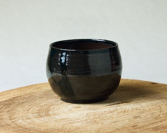 Bauchiger Keramik Becher — handgetöpfert aus dunklem Ton