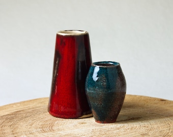 Handgetöpferte Minivasen — rot, grün & elegant