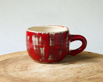 Getöpferte Keramik Tasse — rot & weiß