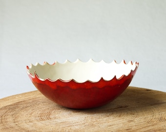 Getöpferte Keramik Schale — rot & gezackt