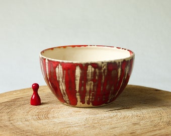 Getöpferte Keramik Schale — rot weiß in Streifenoptik