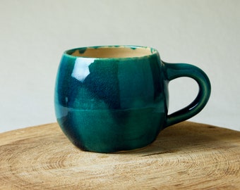 Türkise Keramik Tasse — rund, schön & handgetöpfert