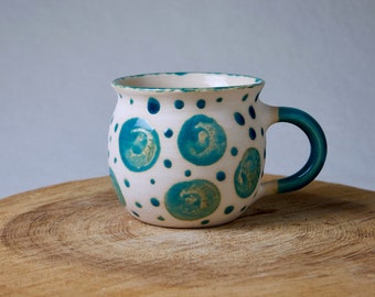 Getöpferte Keramik Tasse — grüntürkis gepunktet & bauchig