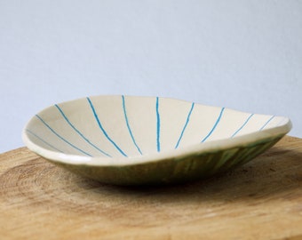 Getöpferte Keramik Schale — weiß mit hellblauen Streifen