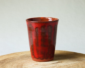 Getöpferte Keramik Becher — rot & gestreift