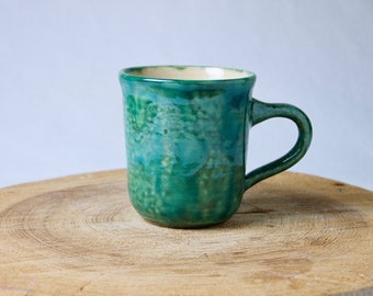 Getöpferte Keramik Tasse — schöner grüner Glasurverlauf & Craquele