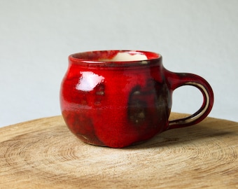 Rote bauchige Keramik Tasse — handgetöpfert
