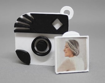 STLファイル：写真収納部付きキーホルダー「カメラ」（3Dプリント用テンプレート）
