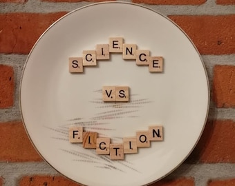 Wandteller SCIENCE VS FICTION, Retro Deko aus Porzellanteller und original Scrabble Buchstaben, witzige Geschenkidee, Handmade, Upcycling