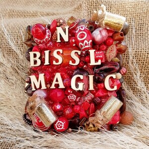 Imán divertido en formato XL N BISSL MAGIC, letras de madera como lettering, cuentas y pequeñas botellas decorativas con purpurina, idea de regalo de madera.