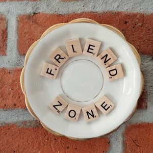 Prato de parede FRIENDZONE, decoração upcycling, letras de Scrabble, ideia de presente engraçada, prato de porcelana, decoração vintage, presente sustentável