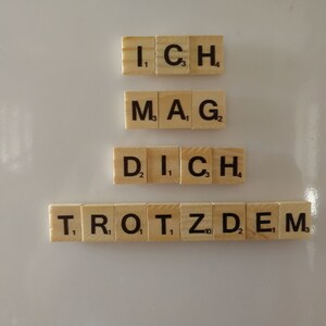 Letras de Scrabble como ímãs de geladeira, em cores diferentes, letras de madeira, bilhetes, mensagens de madeira, ideia engraçada para presente