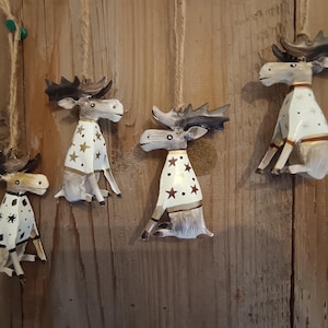 Metal moose pendant, reindeer decoration, gift tag, tree decoration, Swedish moose in sweater, wall decoration, Christmas arrangement
