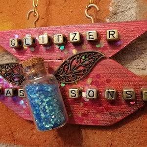 Etiqueta de presente GLITTER WHAT ELSE, garrafa decorativa com glitter azul, pingente de madeira, contas de letras, ideia de presente engraçada, incentivo
