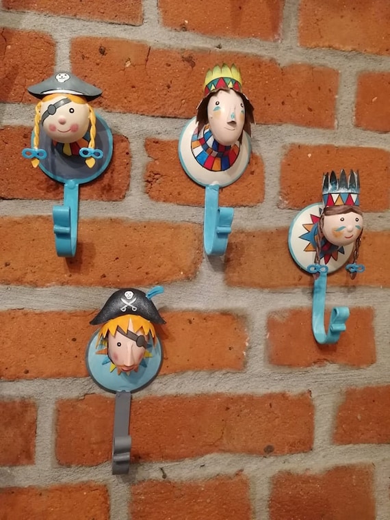Perchero de pared INDIOS PIRATAS de metal estupendos percheros para ninos pequenos y grandes percheros ganchos de pared metalicos para ninos Etsy Espana