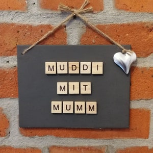 MUDDI MIT MUMM, witzige Wanddekoration aus Fliese und Scrabble Buchstaben, Kreidefarbe, Jutegarn, Herzanhänger, Muttertagsgeschenk