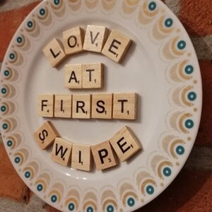 Placa de pared "Amor a primera vista", decoración de pared divertida, decoración reciclada, letras de Scrabble, regalo de aniversario de relación, regalo de San Valentín