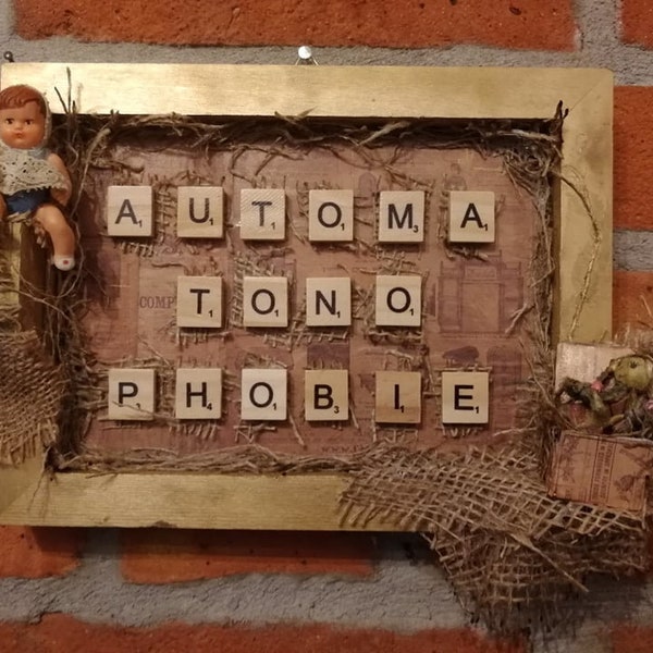 Dekoleinwand ANGST VOR PUPPEN, Holzdeko, Scrabble Buchstaben, skurrile Dekoration, spezielle Geschenkidee, Automatonophobie,