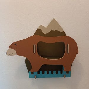 Dziecięca garderoba z zabawnymi zwierzętami, niedźwiedziem brunatnym, wieszakami na ubrania i schowkami na dziecięce rzeczy i zabawki, meble dziecięce produkowane w sposób zrównoważony