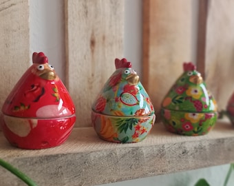 Eierbecher mit integriertem Salzstreuer in kunterbunten Designs aus Keramik, gestaltet mit Serviettentechnik,Einzug,Ostergeschenk, Henne