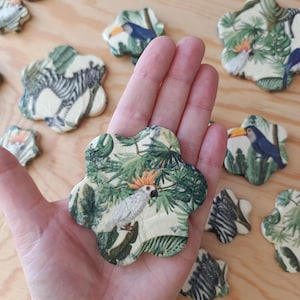 Dekoracja rozproszona JUNGLE, dekoracja stołu, kwiaty z modeliny, wzór tropikalny, technika decoupage, stół weselny, dekoracja weselna