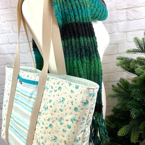 xxl-große Einkaufstasche, modischer Shopper - Einkaufstasche zum Wenden aus Baumwollstoffe zum Waschen in beige blau geblumt, türkis-weiß