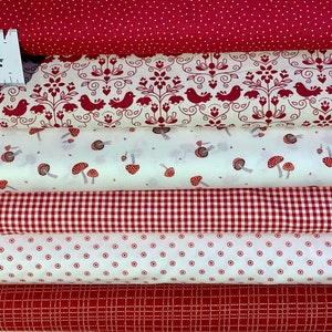 Könnte beinhalten: Stapel von sechs roten und weißen Stoffmustern. Die Stoffe haben verschiedene Muster, darunter Punkte, Gingham und ein Blumenmuster mit Vögeln.