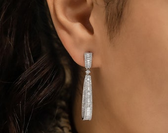 Boucles d'oreilles diamants, effet baguette rond à double bordure, pendants en forme de larme à l'intérieur et à l'extérieur, or blanc massif 18 carats, valeur sociale de la joaillerie