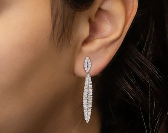 Boucles d'oreilles diamants, pendants tendance, forme baguette fuselée et ronde en forme de feuille, or blanc massif 18 carats, haute joaillerie à valeur sociale