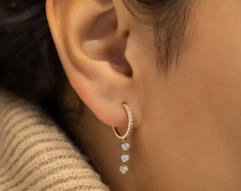 Boucles d'oreilles diamant, créoles Huggie avec pendentif triple coeur, or massif jaune 18 carats, haute joaillerie à valeur sociale