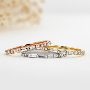 Anillo de bodas apilable de oro de 14 k con diamantes y triple baguette
