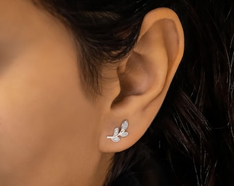 Brinco único (meio par) em formato de folha com diamantes naturais redondos, estilo clássico e delicado, minimalista, em ouro branco maciço 18k, com valor social.