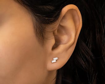 Brinco com um único diamante em lapidação baguete: estilo minimalista em ouro amarelo 18k