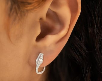 Brincos de argola em formato de cobra com diamantes: ouro 18k, diamantes em lapidação baguete e redonda.