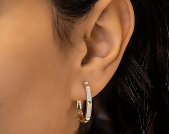 Brincos de argola em formato de pirâmide oval com diamantes naturais redondos, design geométrico minimalista e delicado, em ouro amarelo maciço 14k, com valor social.