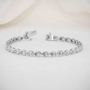 Pulsera de tenis con diamantes en forma de pera en oro blanco de 14 k: engastada en bisel